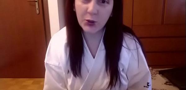  Sono la tua insegnante di Karate e voglio dominarti come un piccolo verme